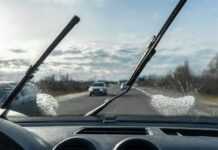 Znaczenie wycieraczek i spryskiwaczy przedniej szyby Car wipers clean windshields when driving in sunny weather.