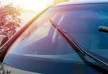 Konserwacja wycieraczek przedniej szyby przyczyny piszczacych wycieraczek